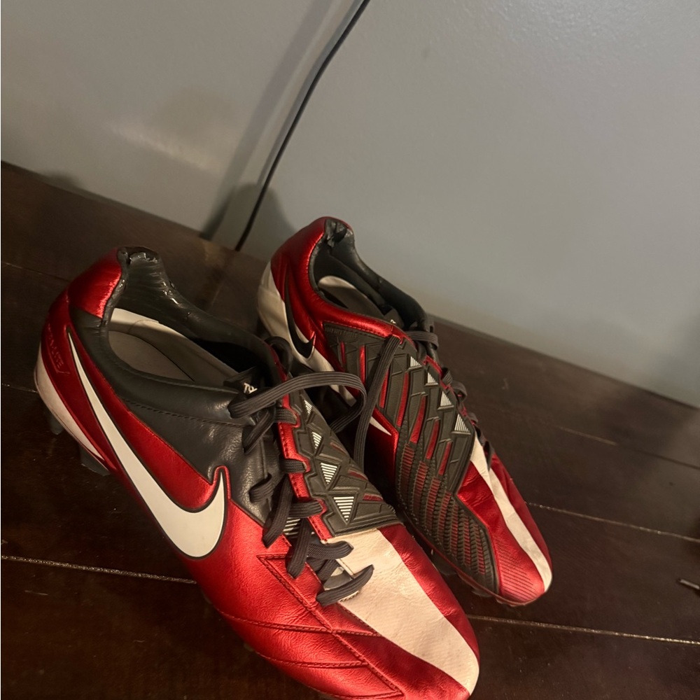 Nike T90 cleats Men's Red and Gray Athletic Shoes Preowned 9.5